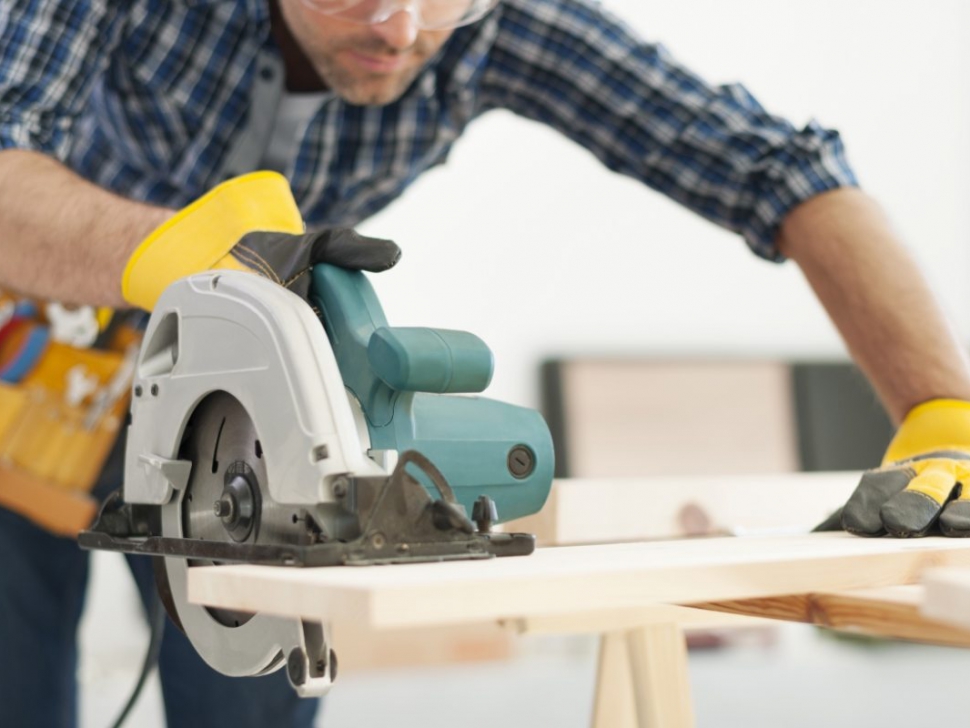 carpenter-working-with-circular-saw-min